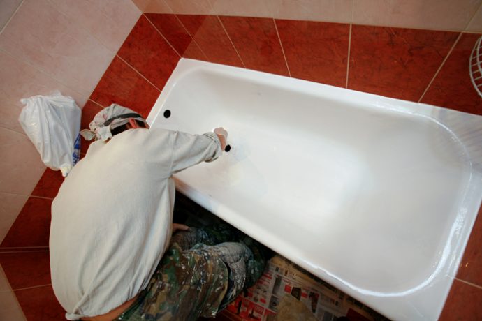 Реставрация ванн жидким акрилом предусматривает нанесение на поверхность акрила и последующую полировку. Толщина слоя достигает 6 мм