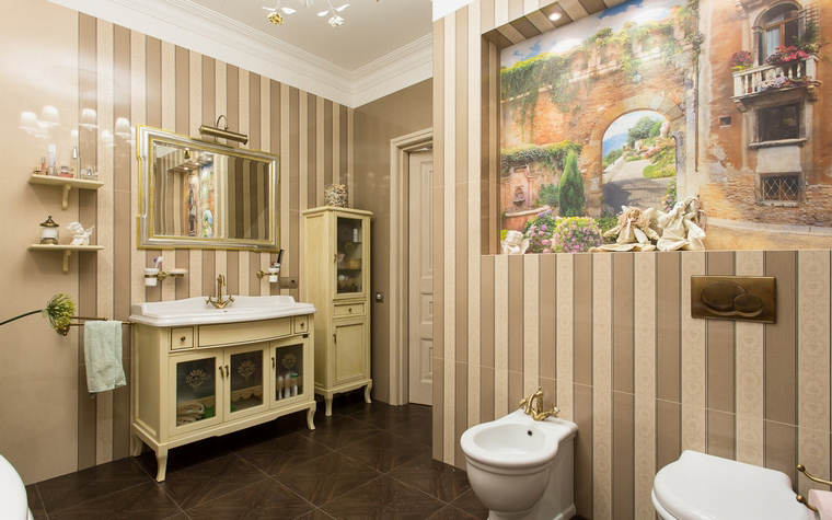 Интерьер ванной комнаты с полосатыми стенами