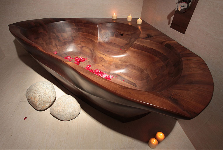 Угловая деревянная ванна
