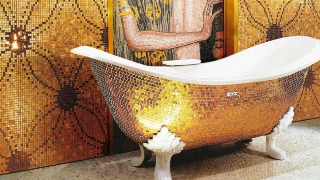 Наружная отделка ванны золотистой мозаикой