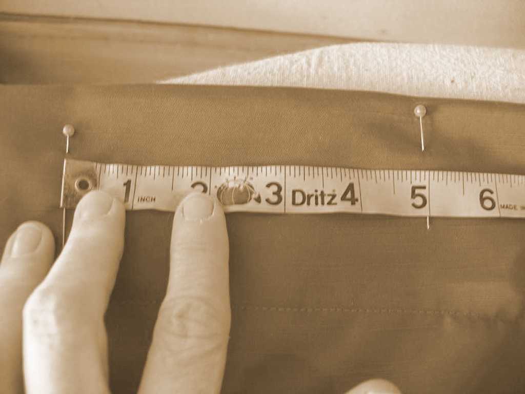 Чтобы рассчитать общее количество ткани, умножьте длину детали занавеси на количество полотнищ, не забывая про припуски на швы