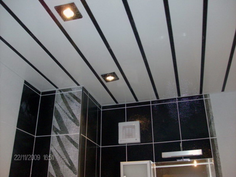 Монтаж пластиковых панелей на потолок в ванной
