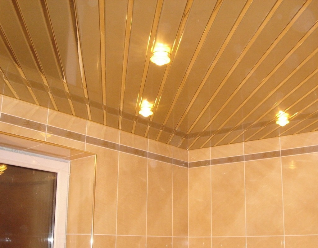 Пример пластикового потолка в ванной комнате