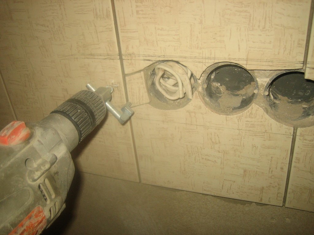 Примеры неудачного сверления плитки под электрические розетки