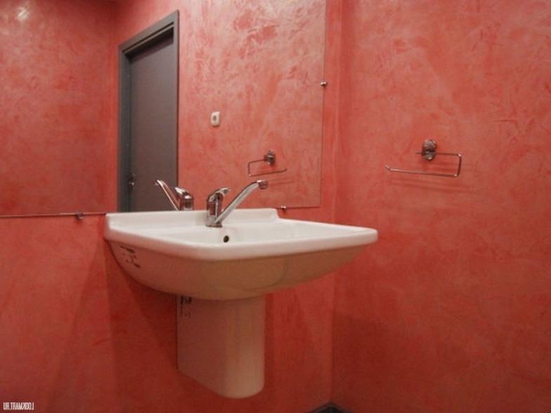 Розовая штукатурка в ванной комнате