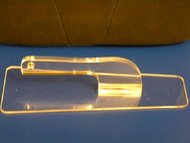 Прозрачная кельма-гладилка - самый удобный инструмент