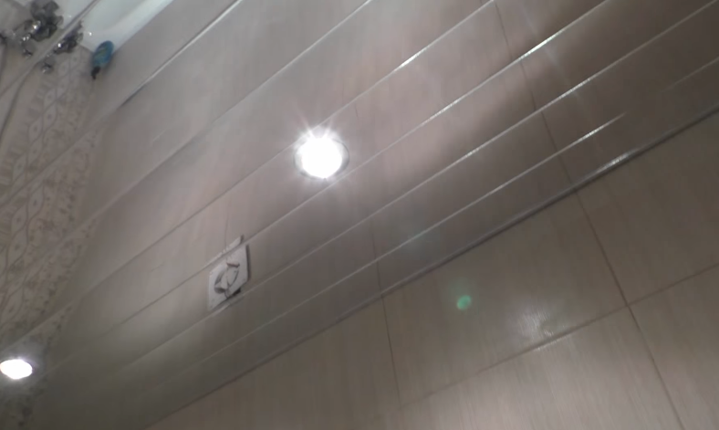 Подключенный светильник (пример установки на потолок с зеркальным эффектом)