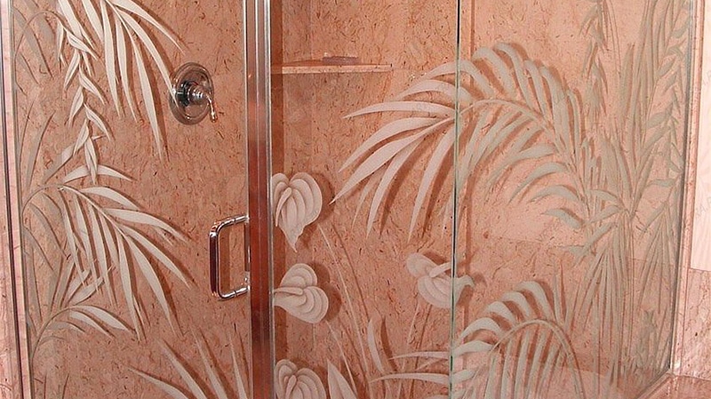Стеклянная дверь в ванную комнату, пескоструйный узор