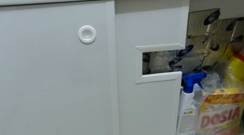 На фото показана выемка на дверце справа под шланг от стиральной машины
