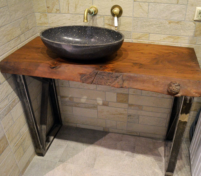 Деревянные столешницы в ванной менее популярны,чем изделия из камня и керамики