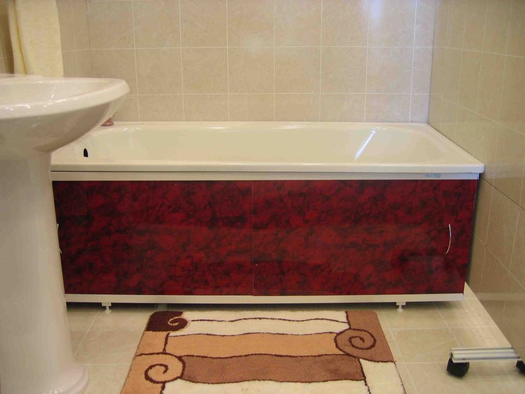На фото раздвижной экран для ванны на регулируемых ножках