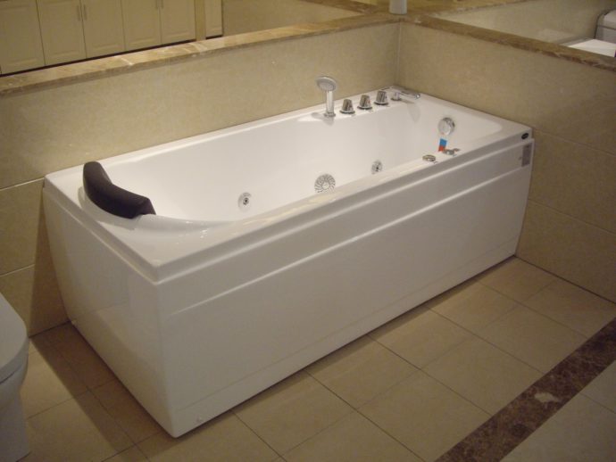 Чугунную ванну легче содержать в чистоте, чем акриловую
