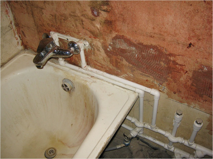 Если трубы не скрыты за отделкой, внешний вид ванной комнаты пострадает