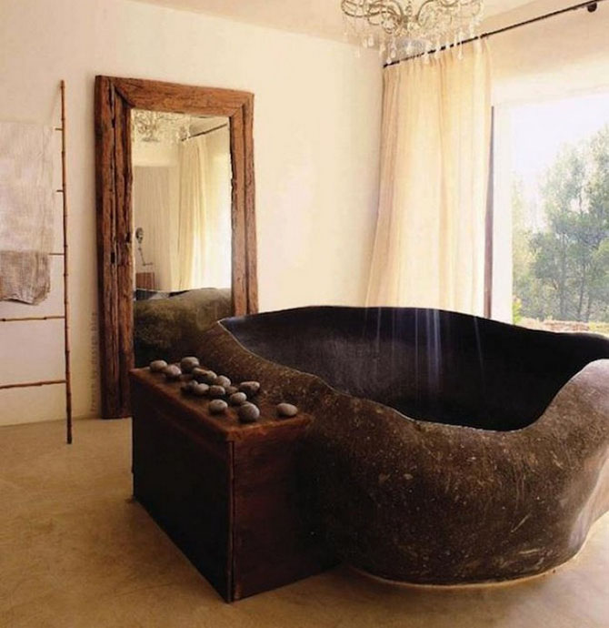Массивная ванна из камня