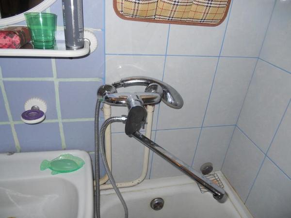 Настенный смеситель с длинным гусаком, который можно использовать и для ванны и для раковины
