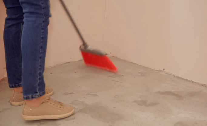 Произведите уборку помещения, чтобы не осталось пыли и грязи