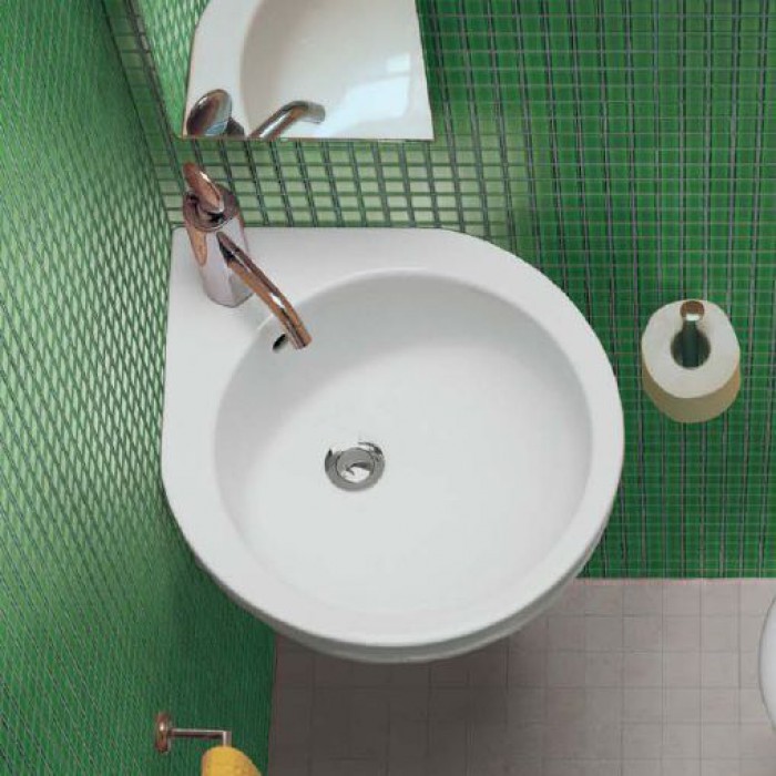 Угловая раковина в ванной комнате подвесная