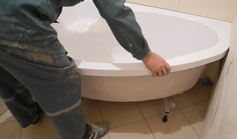 Установка ванны на ножки