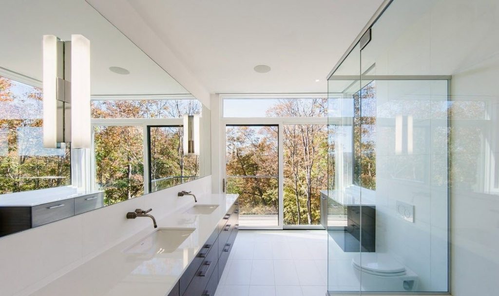 Ванная комната в стиле минимализм. Освещение зеркала двумя светильниками