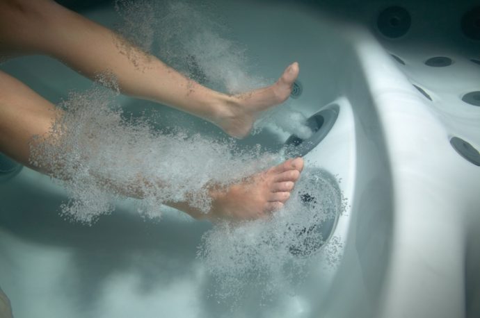 Водные процедуры в ванне с гидромассажем