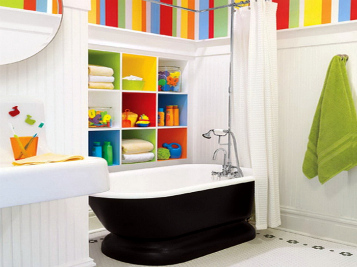 Яркий интерьер ванной комнаты, удобная система хранения и удачное расположение сантехники