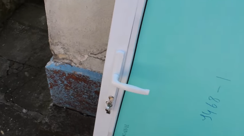 Дверь с замком и ручкой