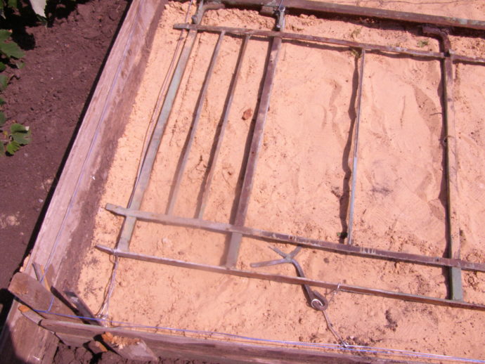 Металлический каркас - старая решетка, смотанная проволокой