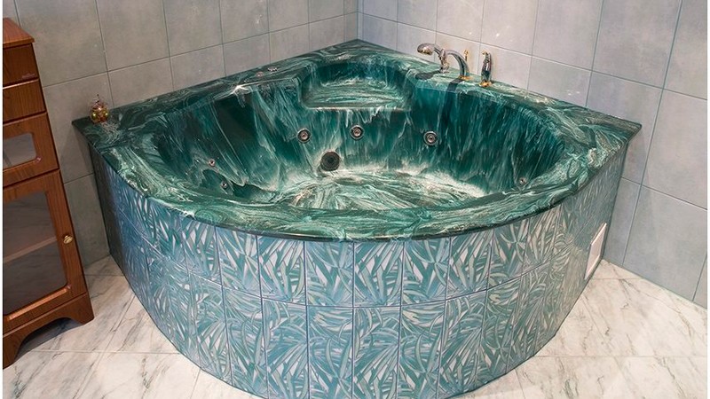 Угловая ванна из искусственного камня