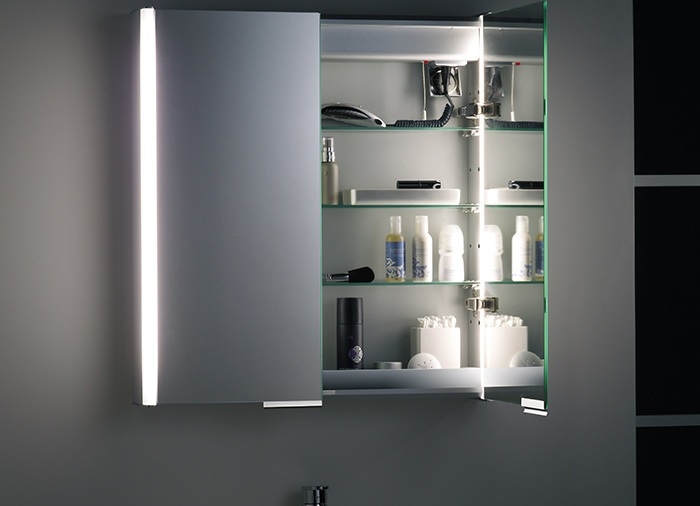 Зеркало-шкаф с подсветкой для ванной комннаты