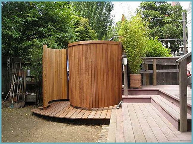 Душ необычной конструкции как замена ванной комнате на даче