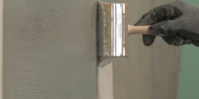 Нанесение жидкой мастики на стены