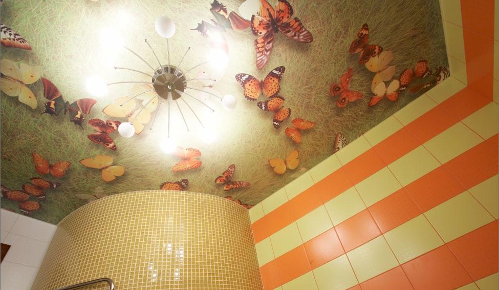 Натяжной потолок в ванной комнате, фотопечать с изображением бабочек