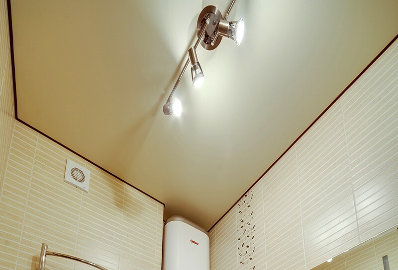 Пример натяжного потолка в ванной комнате