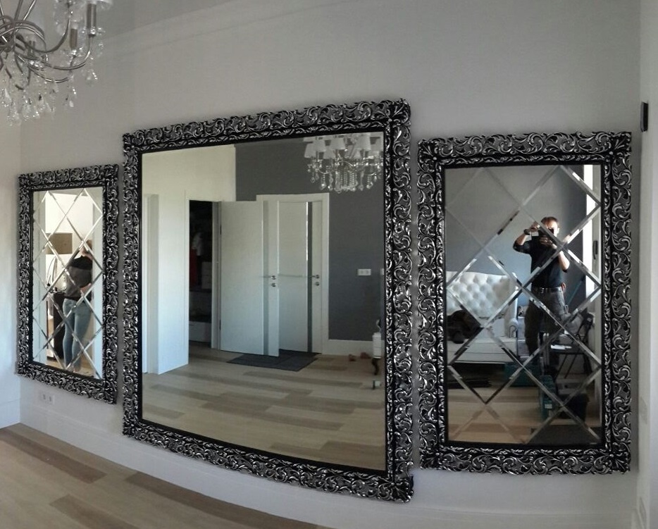 Зеркала в рамах из багета могут украсить не только гостиную, но и ванную комнату