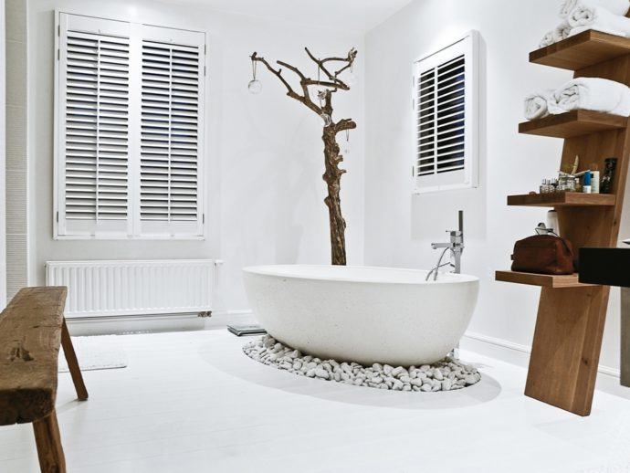 Белая ванная комната в скандинавском стиле