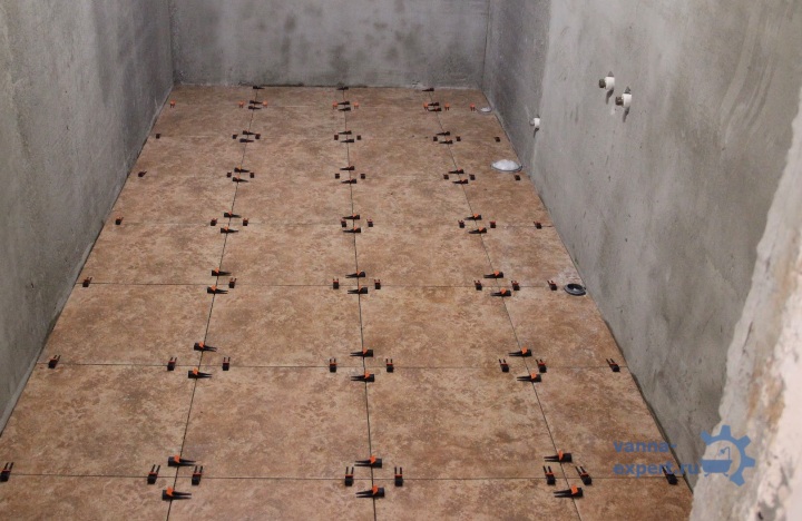 Плитка на полу, использованы клинья для выравнивания швов