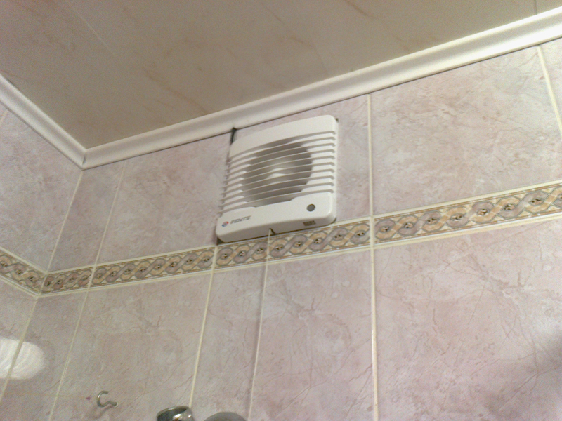 Фото установленного вентилятора в ванной