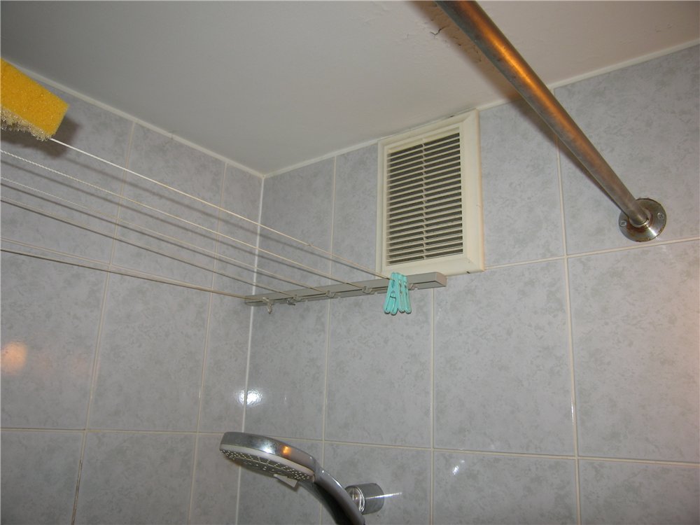 Решетка вытяжной вентиляции в ванной комнате