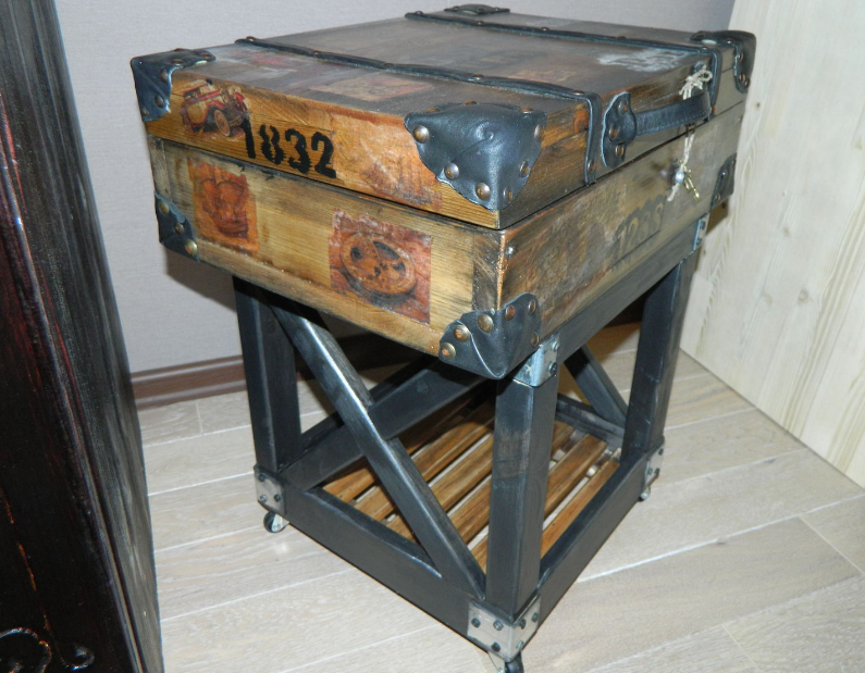 Тумба -чемодан - интересен и как предмет декора и служит для хранения разных мелочей