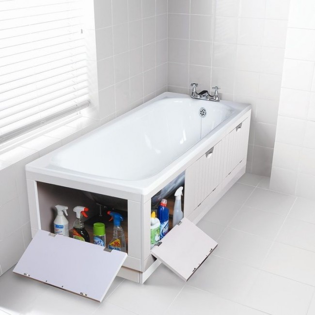 Экран под ванной с четырьмя распашными дверцами для удобного хранения чистящих и моющих средств