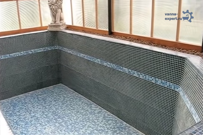 Так выглядит качественно облицованная поверхность ванны из бетона, расположенной в павильоне на улице