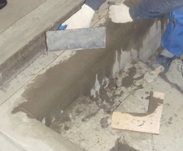 Выравнивание поверхности бетона ванны