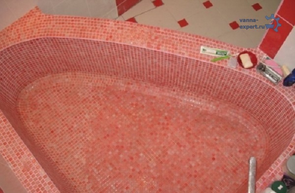Изнутри ванна отделана мозаикой