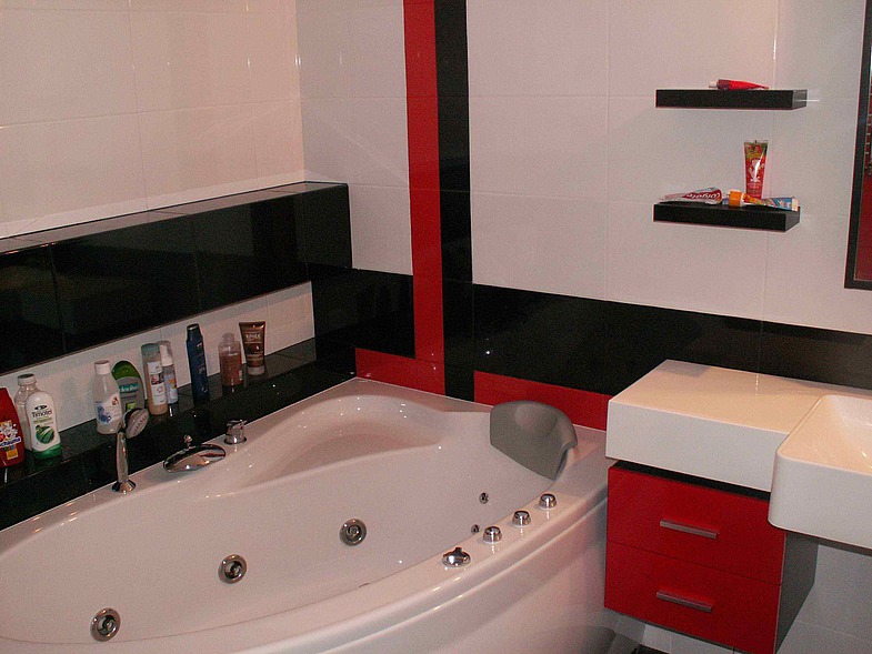 Черно-белая ванная комната с красными акцентами