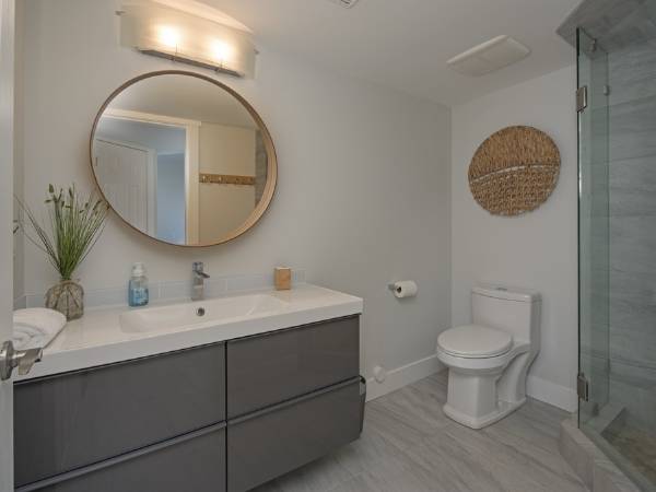 Современный дизайн ванной комнаты в сером цвете