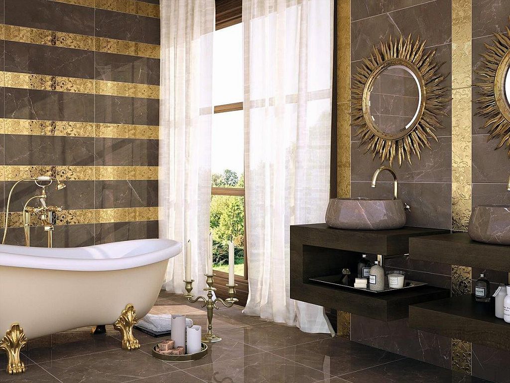 В ванной в стиле французского барокко центральное место занимает отдельно стоящая ванна на массивных львиных лапах