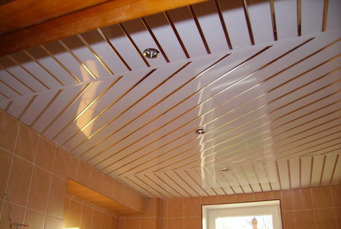 Дизайн реечных потолков в ванной