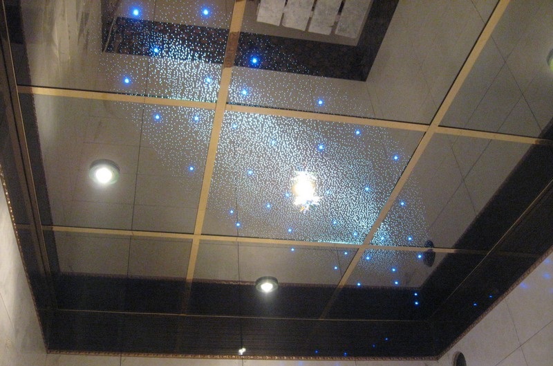 Потолок "Звездное небо" с голубой подсветкой и золотыми вставками