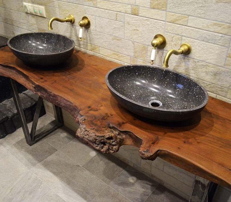 Раковина из камня в ванную со столешницей из дерева