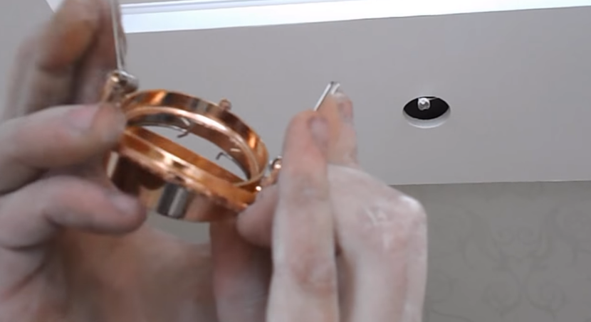 Крепежное кольцо вставляется в отверстие и удерживается двумя пружинками